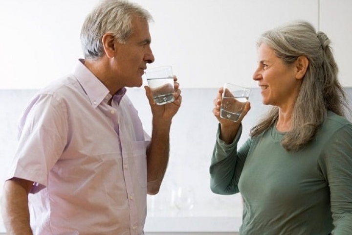 Người già có nên uống nước điện giải Kangen ?